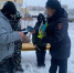 Полицейские посетили дворы в Протвине и раздали жителям специальные браслеты - Regions.Ru
