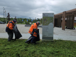 Коммунальщики в Принарском парке подстригли газоны и убрали мусор