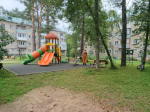 В Протвине коммунальщики скосили траву у детских площадок на улице Школьной